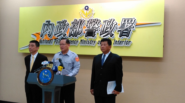 針對反年金團體19日大暴走事件，警政署長陳國恩(中)傍晚緊急召開記者會表示，已掌握25名滋事份子，將依法追究嚴辦。 圖：警政署提供