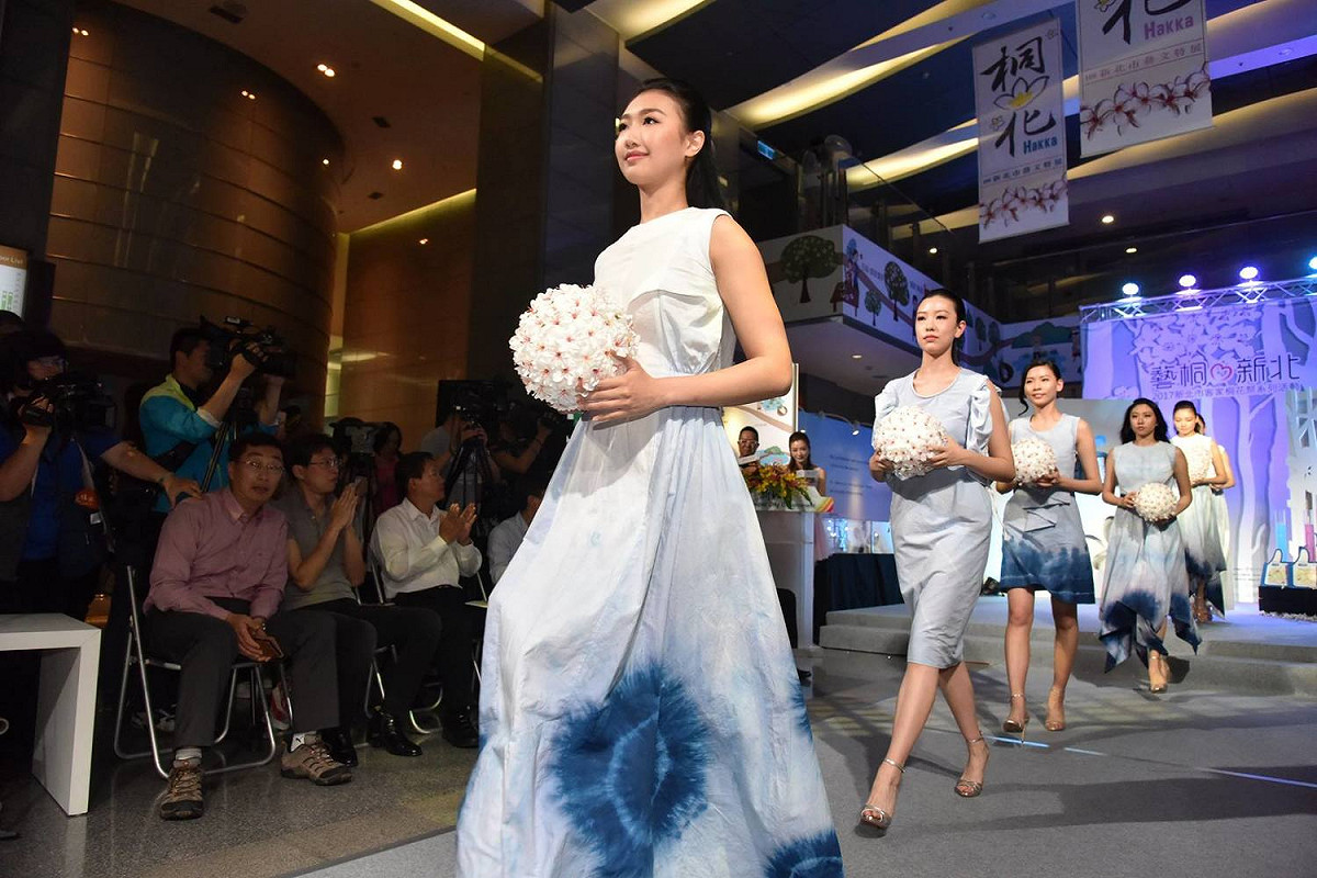 參與新北市客家桐花祭這場藝術時尚饗宴的均是新北市的技職學校，有:鶯歌工商、黎明技術學院和德霖技術學院，學生們運用花布、藍染等客家文化藝術元素設計作為創作基底，傳統元素結合學生創意，不僅展現全新設計概念，更具實用性。 圖:翻攝自朱立倫臉書