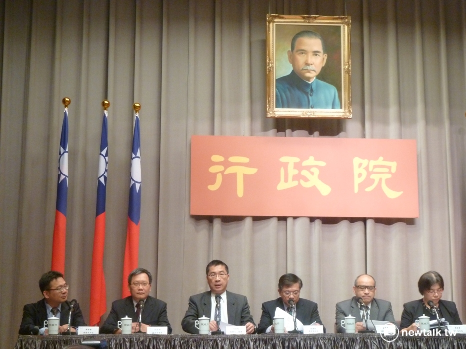 行政院長林全今（20）日在行政院會聽取經濟部「綠能科技產業創新推動方案」報告。圖為院會後記者會。 圖：謝莉慧/攝