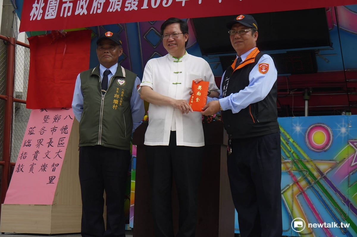 今日下午桃園市長鄭文燦前往八德社區守望相助隊參加頒獎暨揭牌儀式；也多次提起昨日在立法院外被攻擊之事。 圖：鍾孟軒/攝