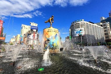 嘉義市中央噴水池的KANO投手雕像剛完成時，金碧輝煌。 圖：嘉義市政府提供，詹昇憲攝。