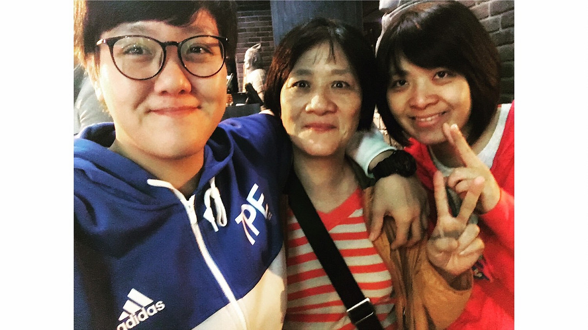 王盈筑(左)與母親(中)合影。 圖：翻攝自白北市政府觀光局