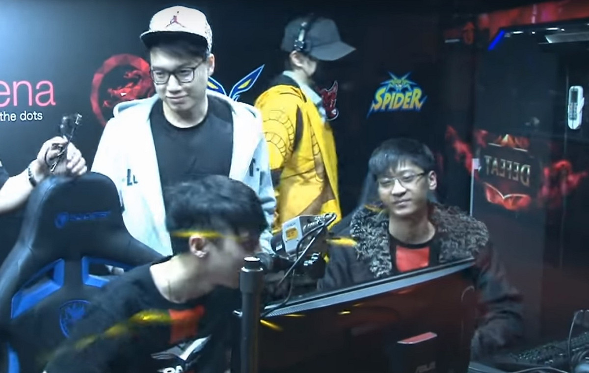 RG的精神領袖(劉導)S2英雄聯盟世界冠軍Toyz也到現場幫忙自家隊伍加油打氣。在賽中，線上眾多玩家們也戲稱這逆轉是否為Toyz原先所策劃好的劇本? 圖:翻攝自Garena官方twitch