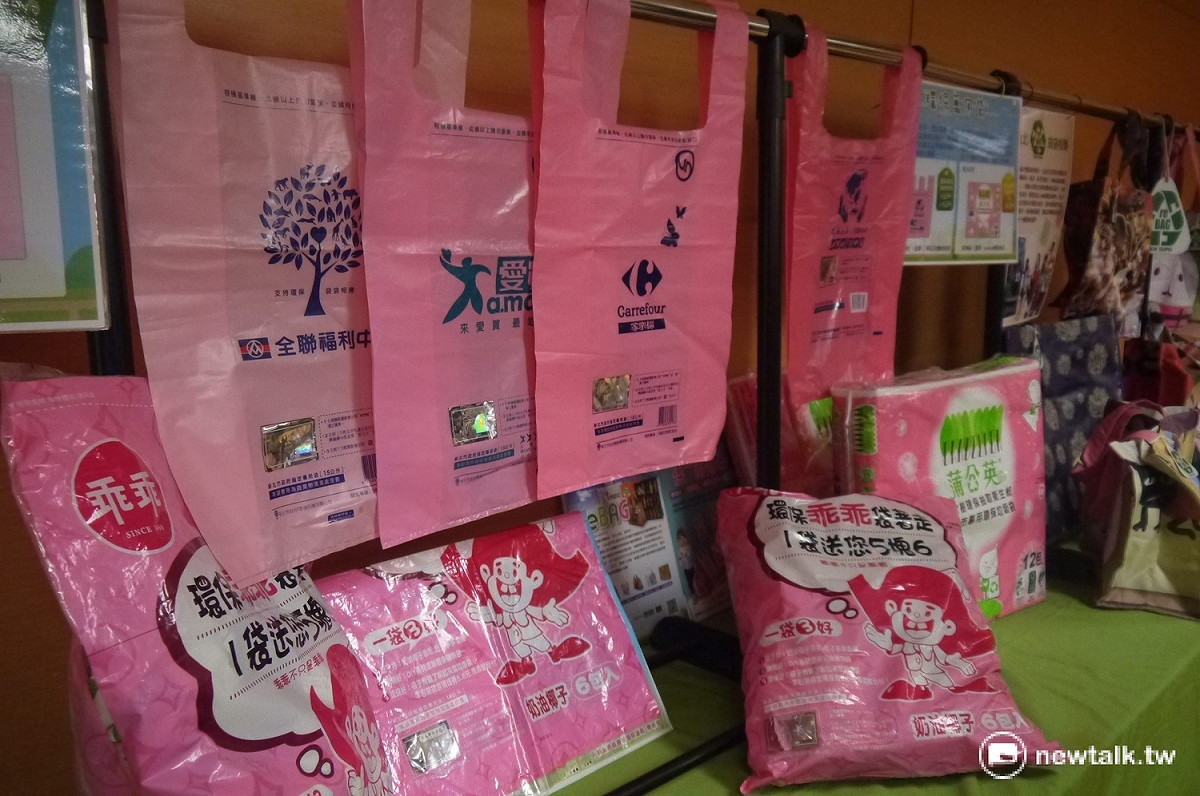 與「垃圾費隨袋徵收」結合的兩用袋。 圖：鍾孟軒/攝