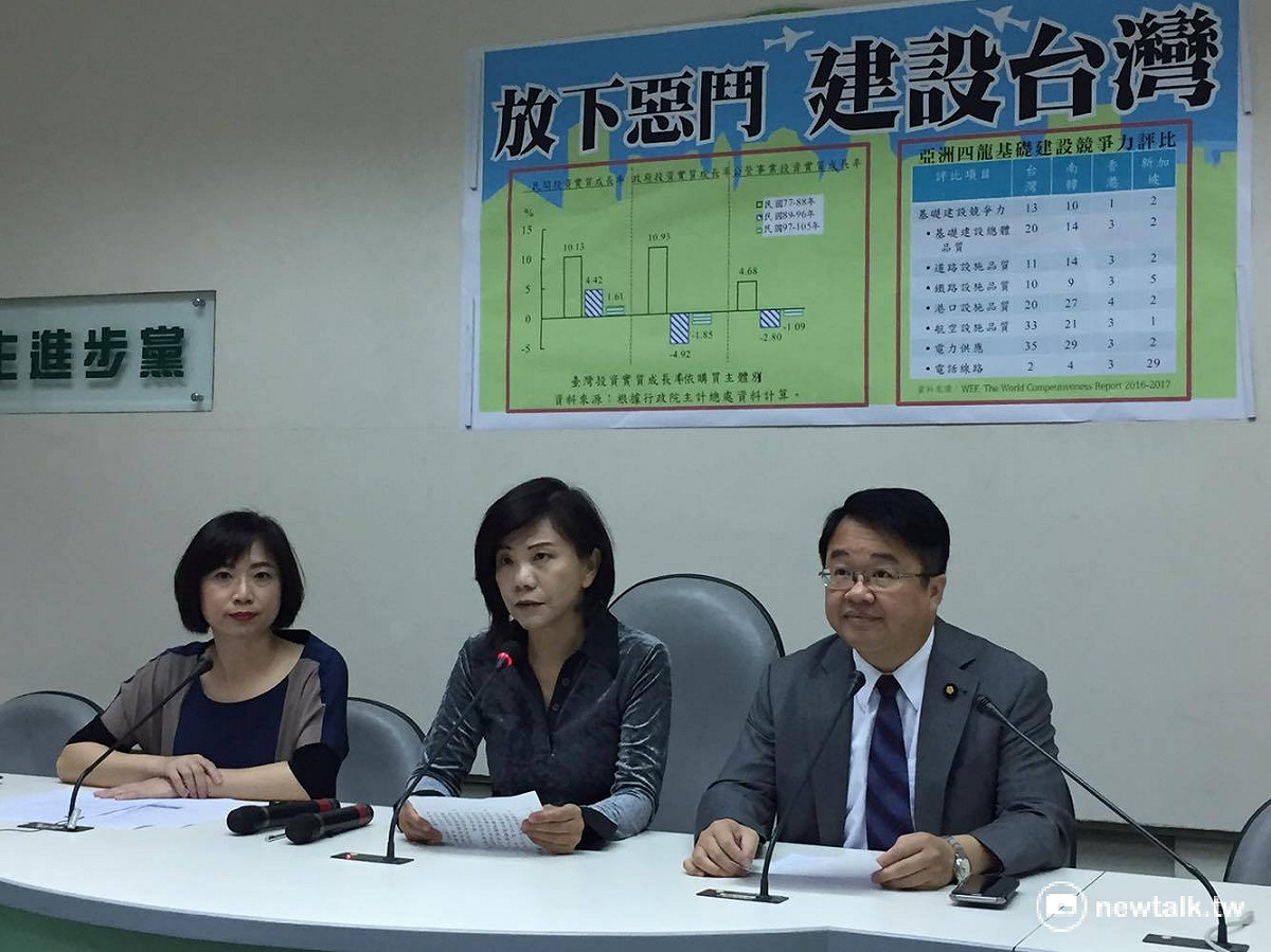 民進黨團召開記者會表示，前瞻基礎建設是政府投資基礎建設、綠能、水資源及數位建設上，對於台灣未來轉型會有幫助。 圖：鄭佑漢/攝