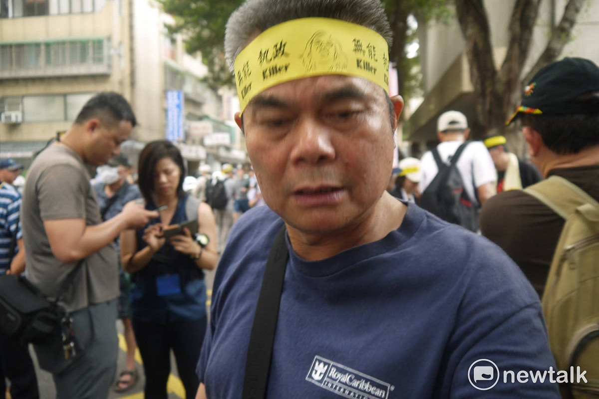 抗議民眾試圖阻止《新頭殼》記者拍照。 圖：鍾孟軒/攝