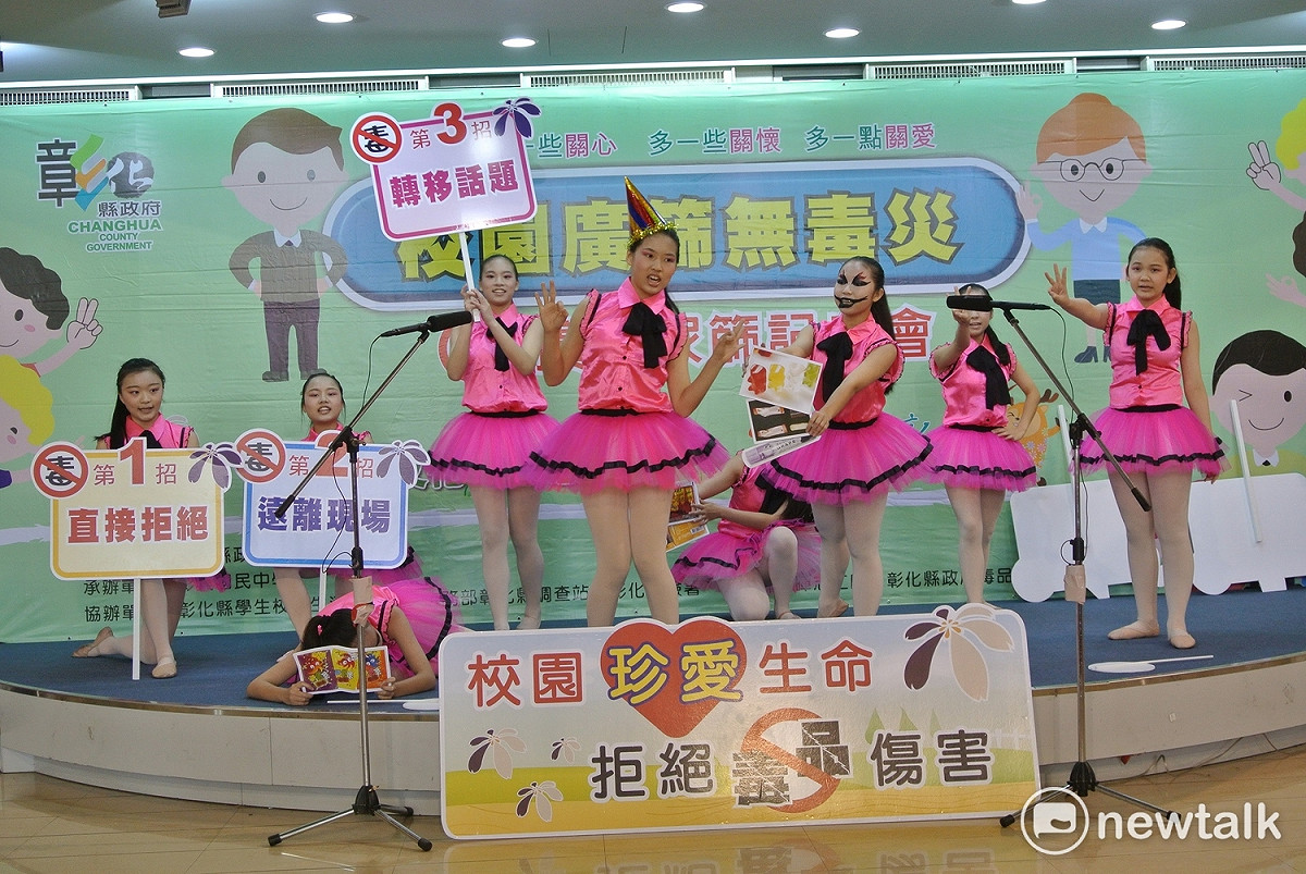 彰興國中學生演出反毒情境劇。 圖：唐復年/攝。