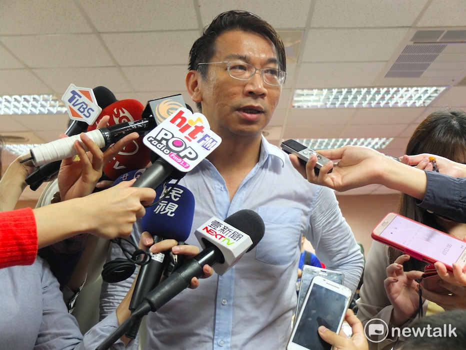 時代力量立委徐永明19日進入立法院時遭到反年金改革群眾潑水、追打。 圖：新頭殼資料照