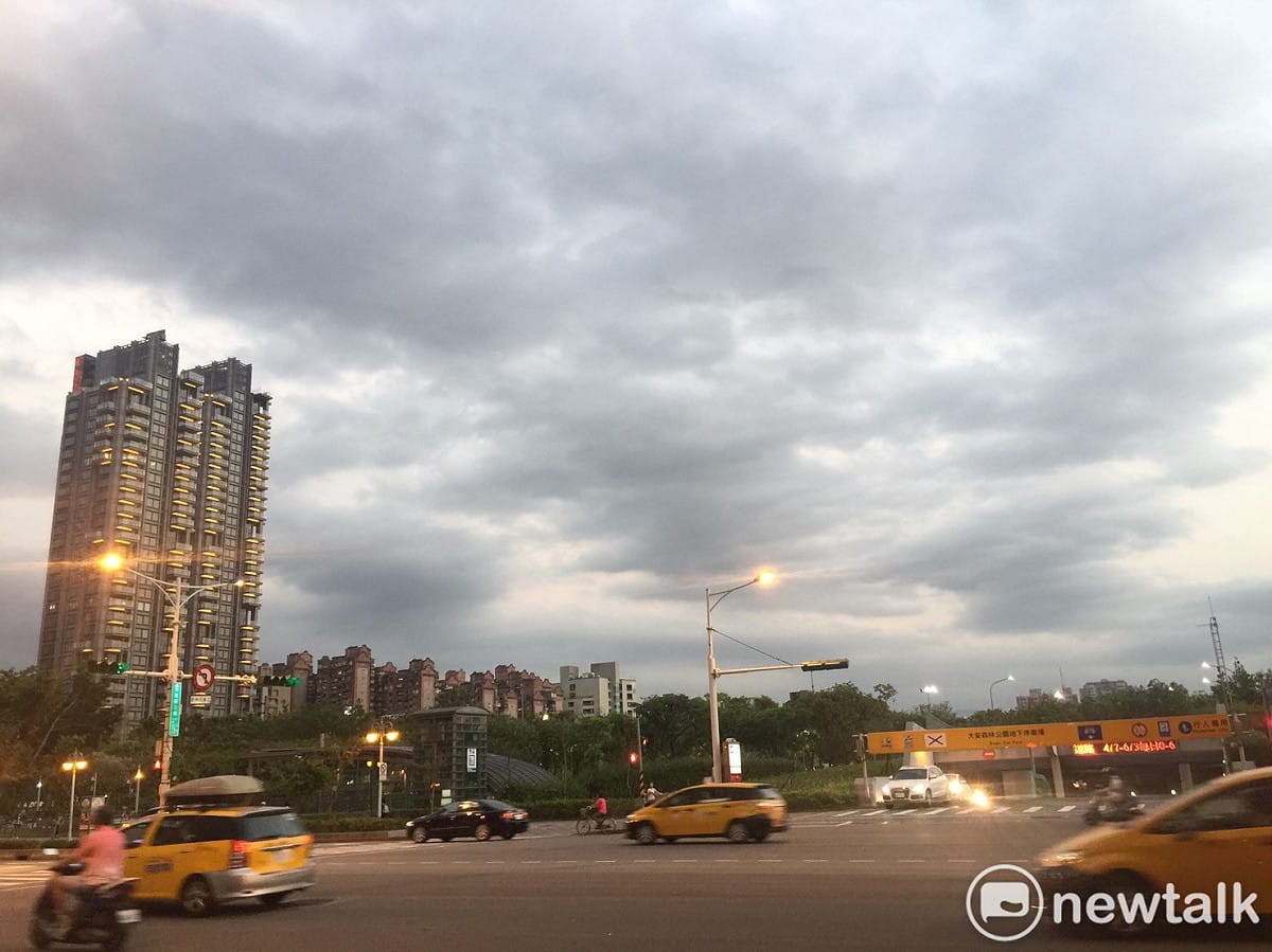 中央氣象局今天下午發布大雨特報，北台灣的天空已經出現烏雲。 圖：陳奕／攝