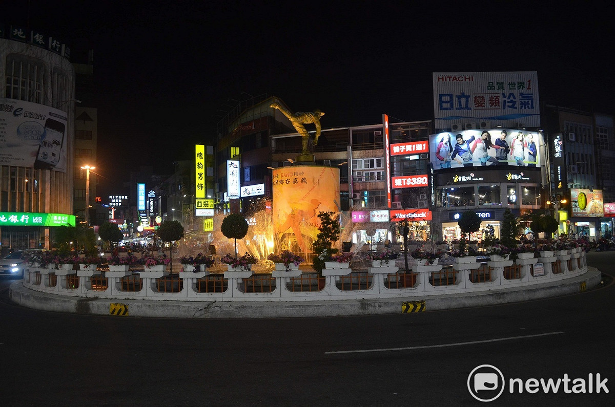 中央噴水池的KANO投手雕像夜景，是嘉義市的知名景點。 圖：蔡坤龍/攝。