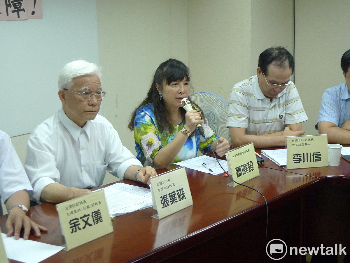 台灣教師聯盟蕭曉玲也表示，教師身體力行願意先被改革，才能教學生什麼是公平正義。 圖：汪少凡／攝