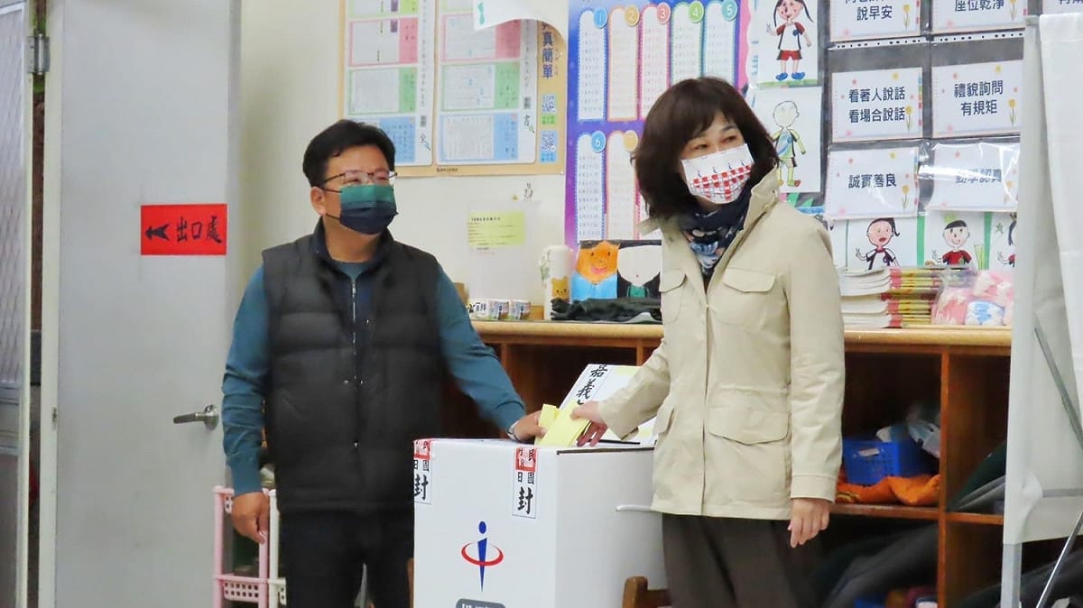 嘉義市選舉於今（18）日重新舉行。民進黨籍候選人李俊俋表示，雖然天氣寒冷，但自己的心仍然熱熱的，呼籲市民朋友穿暖一點開心去投票。 圖：取自李俊俋臉書