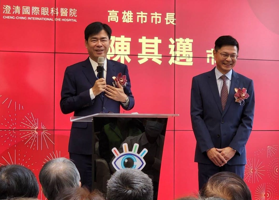 陳其邁(左)難得摘下眼鏡，全要感謝吳孟憲(右)。 圖:孫家銘攝