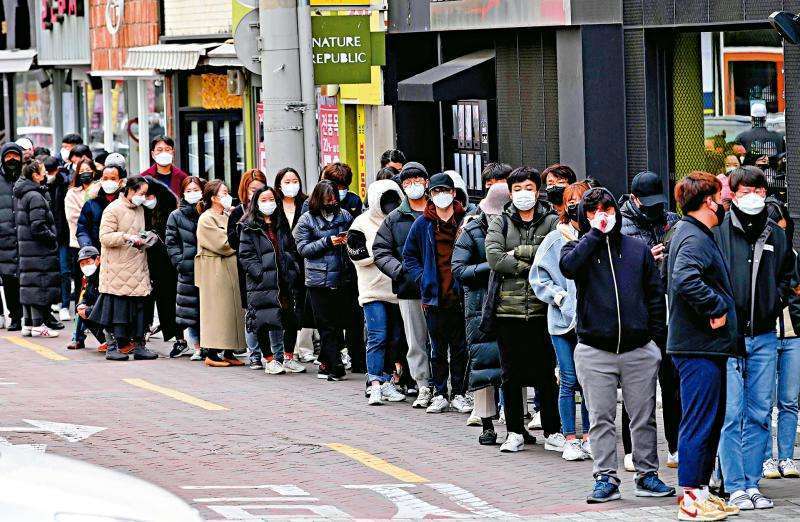 南韓將擬「室內戴口罩的相關放寬措施」，預計將分 2 階段實施。第一階段最快在農曆年前放寬，除了公共運輸、福利機構和醫療機構等場所之外，室內空間將從「義務」改為「建議」戴口罩。 圖：翻攝自騰訊網