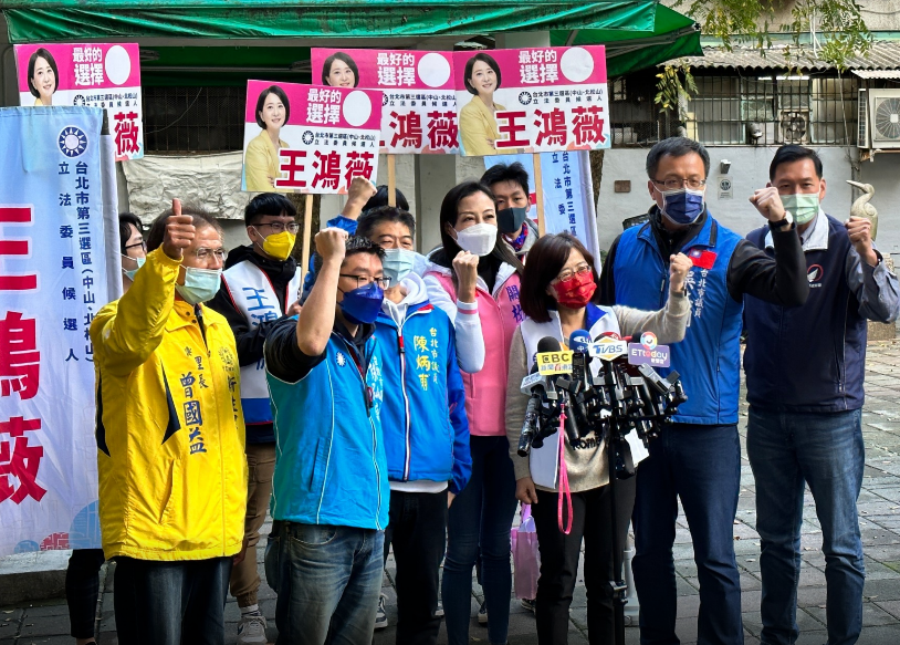 林奕華、陳炳甫、闕枚莎、徐弘庭等人今赴中山區松江市場掃街拜票。 圖：王鴻薇辦公室提供