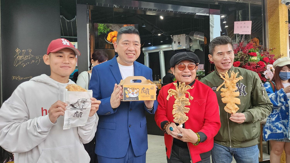 NONO(左二)開新店，許效舜(右二)現身力挺。 圖：孫家銘攝