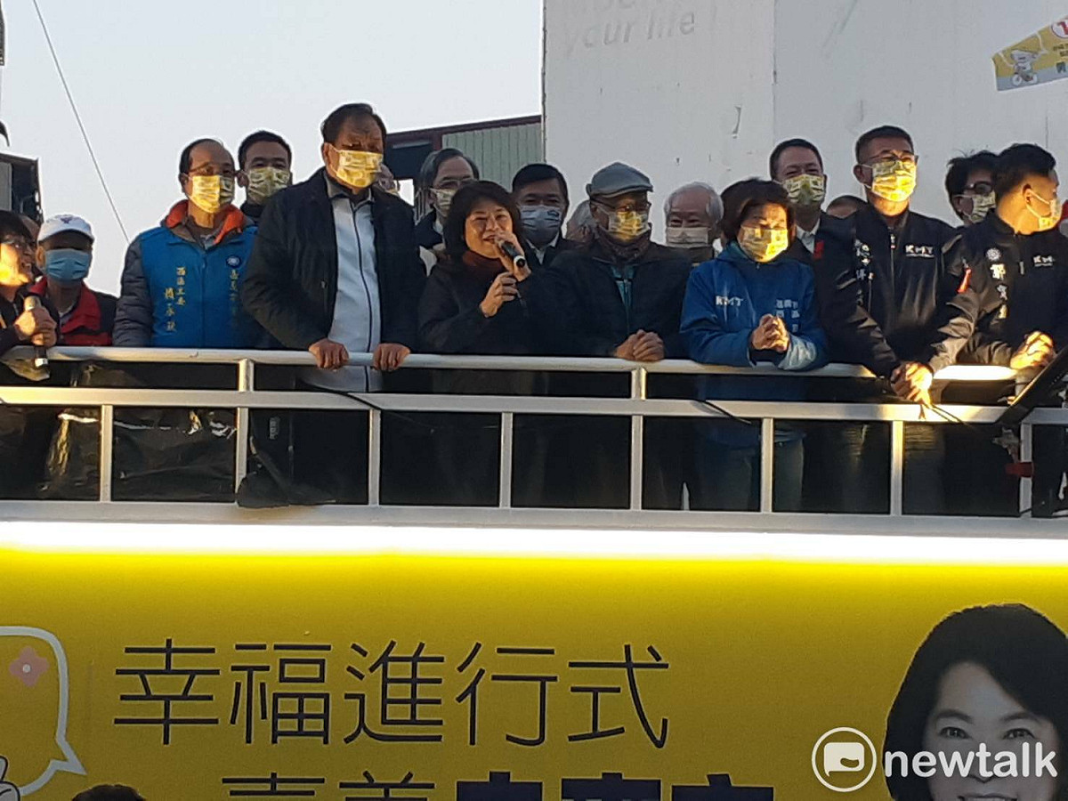 黃敏惠自行宣布當選，上宣傳車答謝選民支持。 圖：蔡坤龍/攝