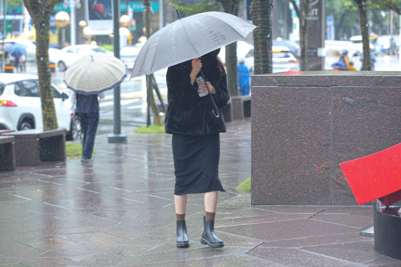 ▲週末台灣迎來寒流，各地氣溫驟降，溫差讓猝死風險增加。 （圖／記者葉政勳攝）