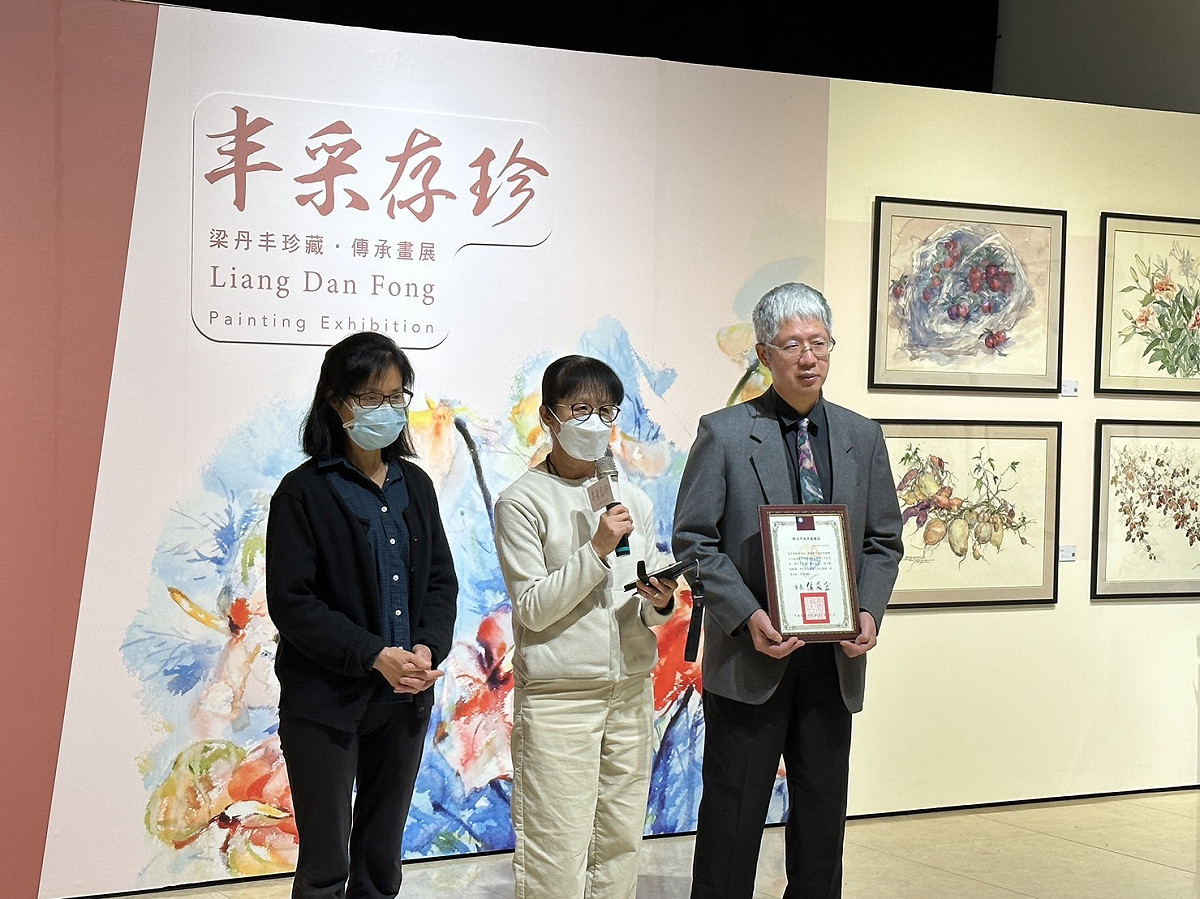 銘傳大學建築學系主任梁銘剛 (右)、藝術家梁銘潛 (左)藝術家梁銘毅 (中)代表致詞。 圖：新北市文化局提供