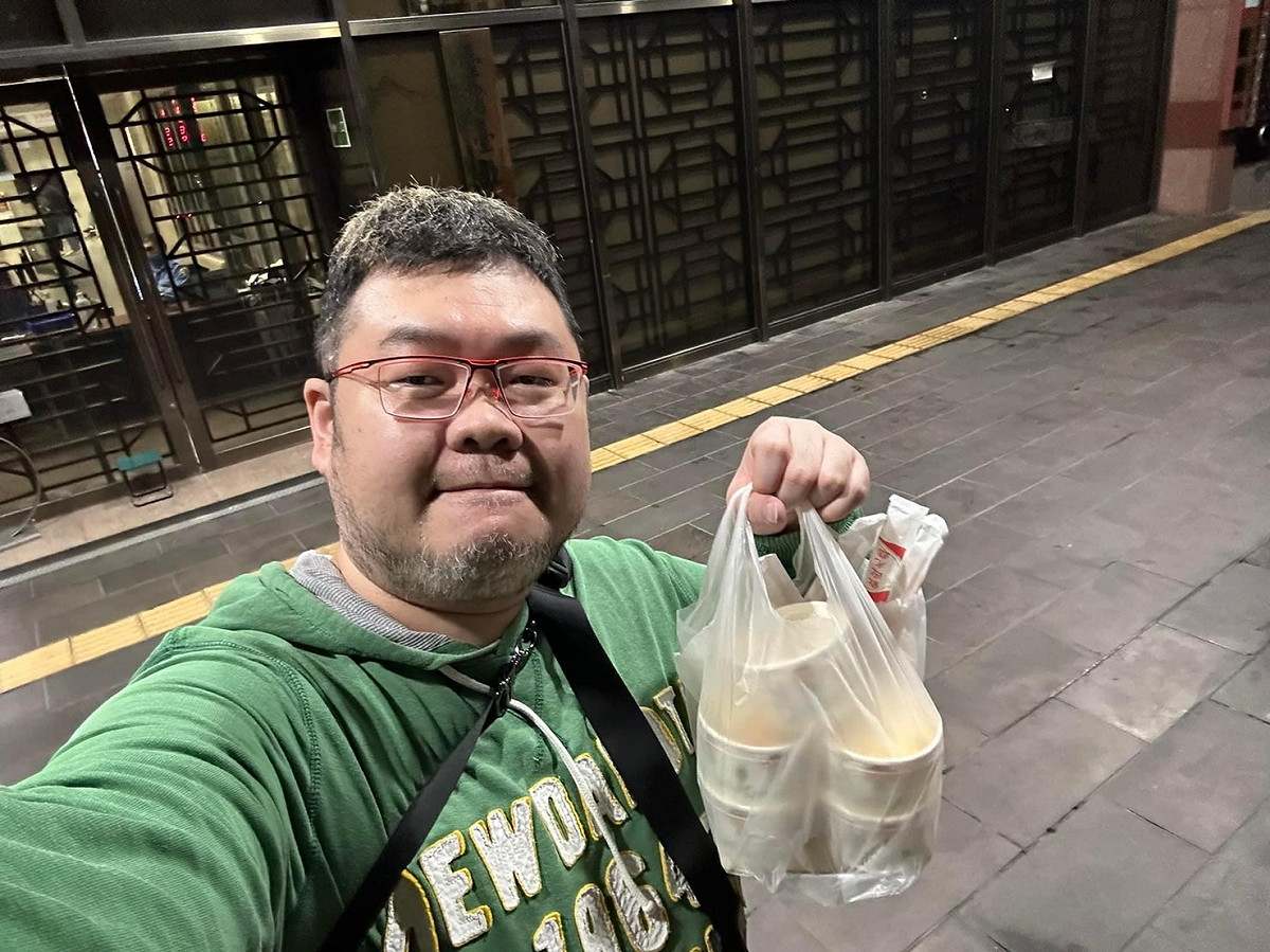 網紅護理師喬喬砲轟四叉貓至北檢看熱鬧行為「很王八蛋」，四叉貓則揚言：不讓你家安寧。喬喬隨後至警局報案提告，稱自己心生畏懼。 圖：擷自四叉貓（劉宇）臉書