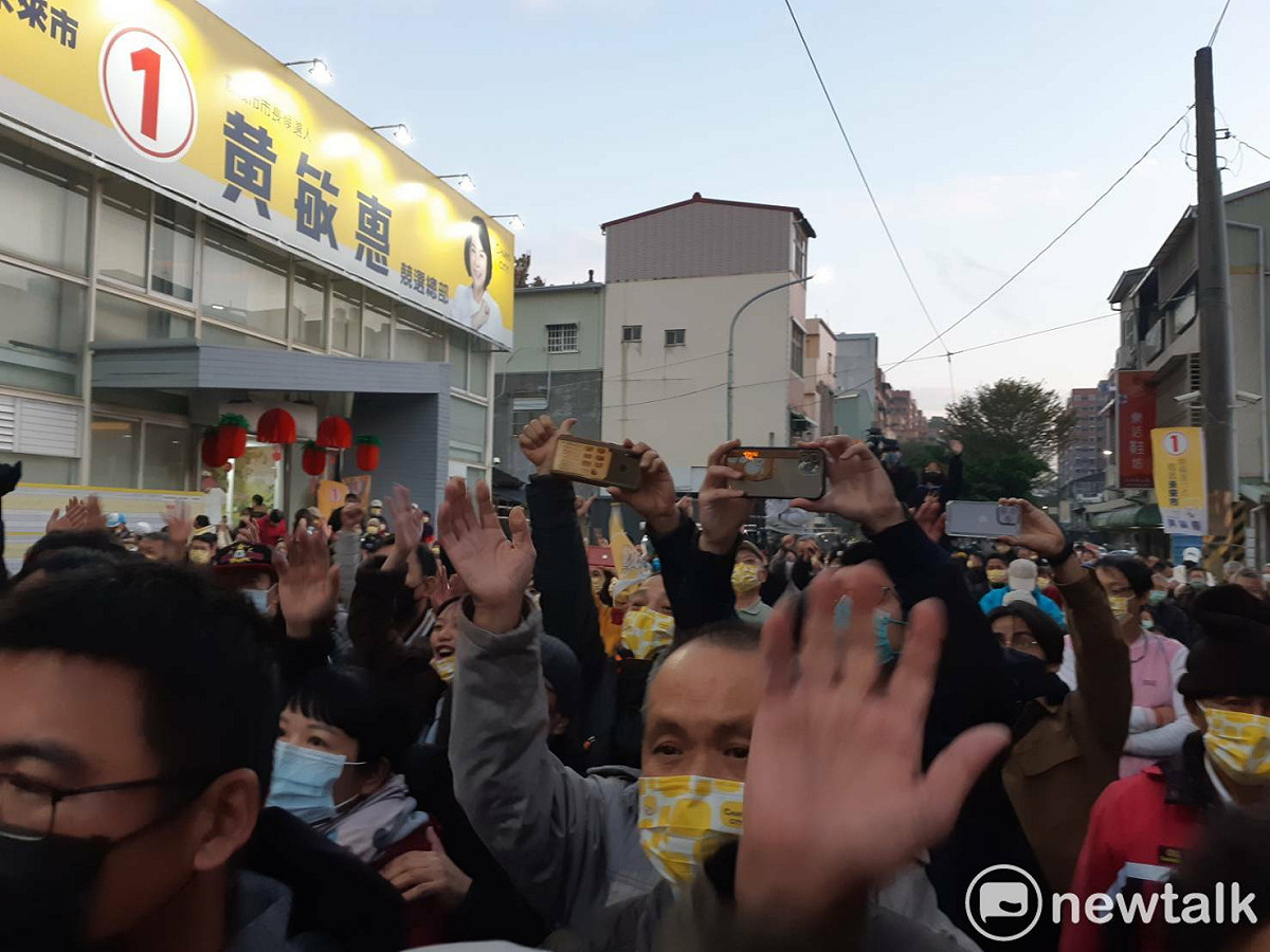 黃敏惠在寒風中當選連任，支持者相當振奮。 圖：蔡坤龍/攝