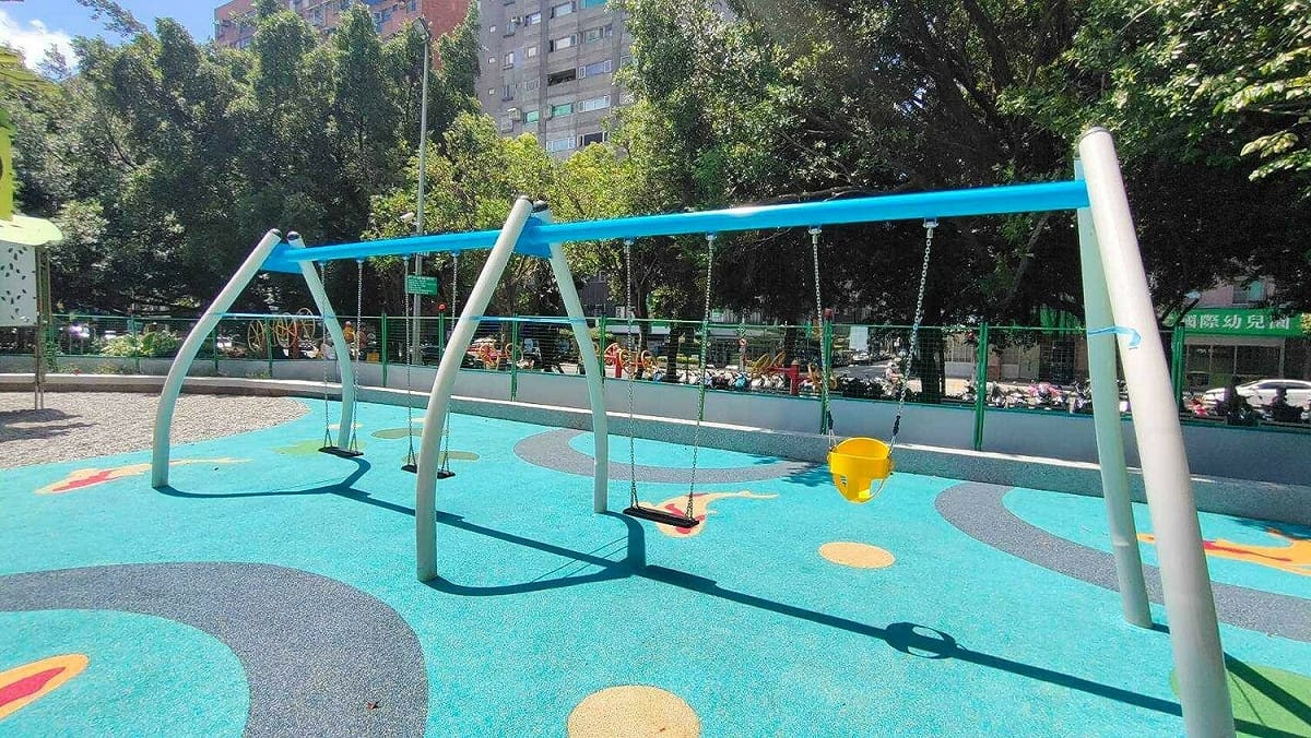 中和公園內森林樹屋主題特色遊戲場的鞦韆。 圖：新北市景觀處提供