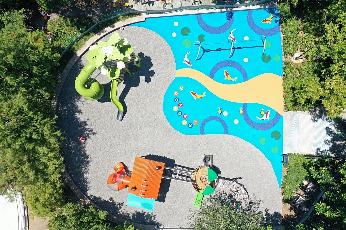 新北市中和公園內藏身在都市森林中的「森林樹屋」，主題特色遊戲場很吸引人。 圖：新北市景觀處提供