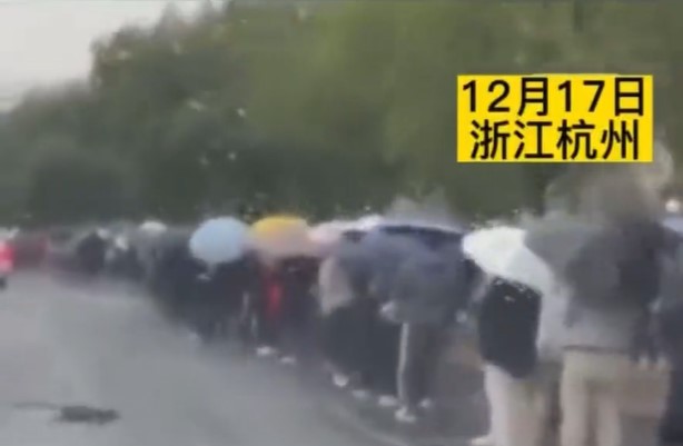 推特網紅方舟子分享杭州醫院外的冒雨排隊的病患。 圖:翻攝自推特方舟子 @fangshimin