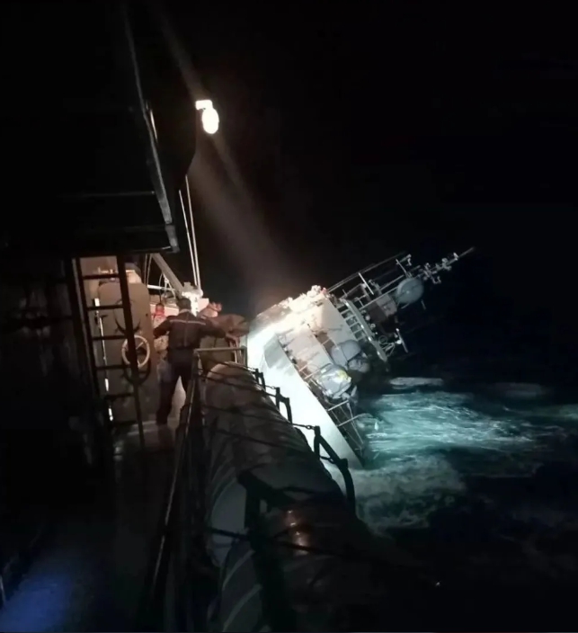 當地時間 18 日，泰國皇家海軍「素可泰」號軍艦沉沒，船上共有 106 名官兵。 圖 : 翻攝自央視軍事