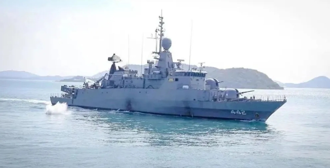 當地時間 18 日，泰國皇家海軍「素可泰」號軍艦沉沒，船上共有 106 名官兵。 圖 : 翻攝自央視軍事