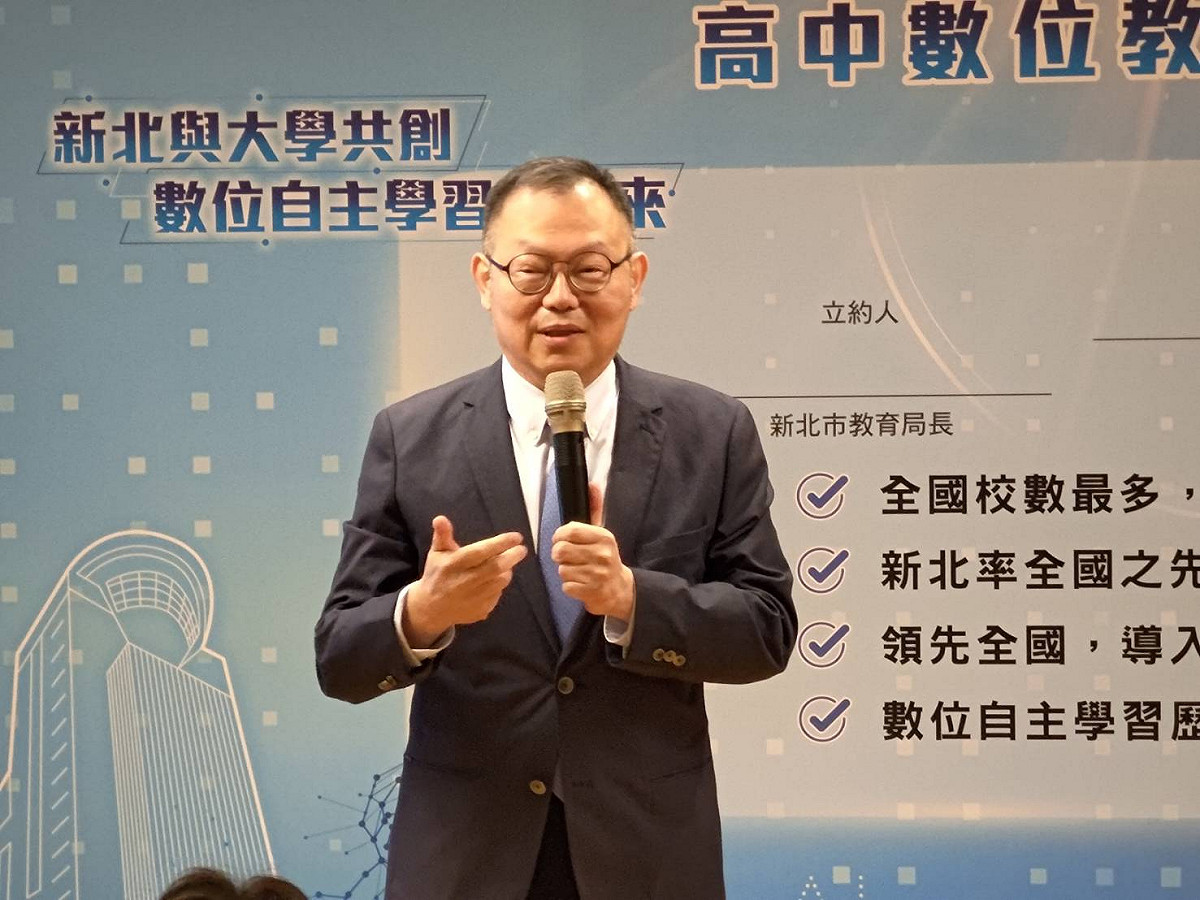 陽明交通大學長林奇宏「回」到新北市府簽約，受熱烈歡迎。 圖：王峻昌攝