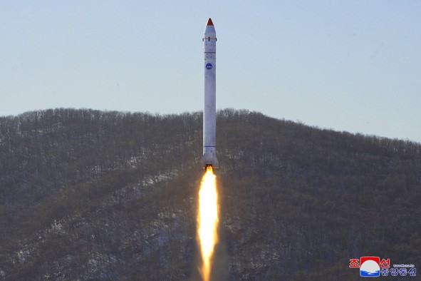 北韓官媒2022年12月18日證實進行軍用偵察衛星試驗，將偵照設備送上500公里高空，完成北韓「軍事偵察衛星一號」發射前「最後關門工序」。 圖：翻攝朝中社