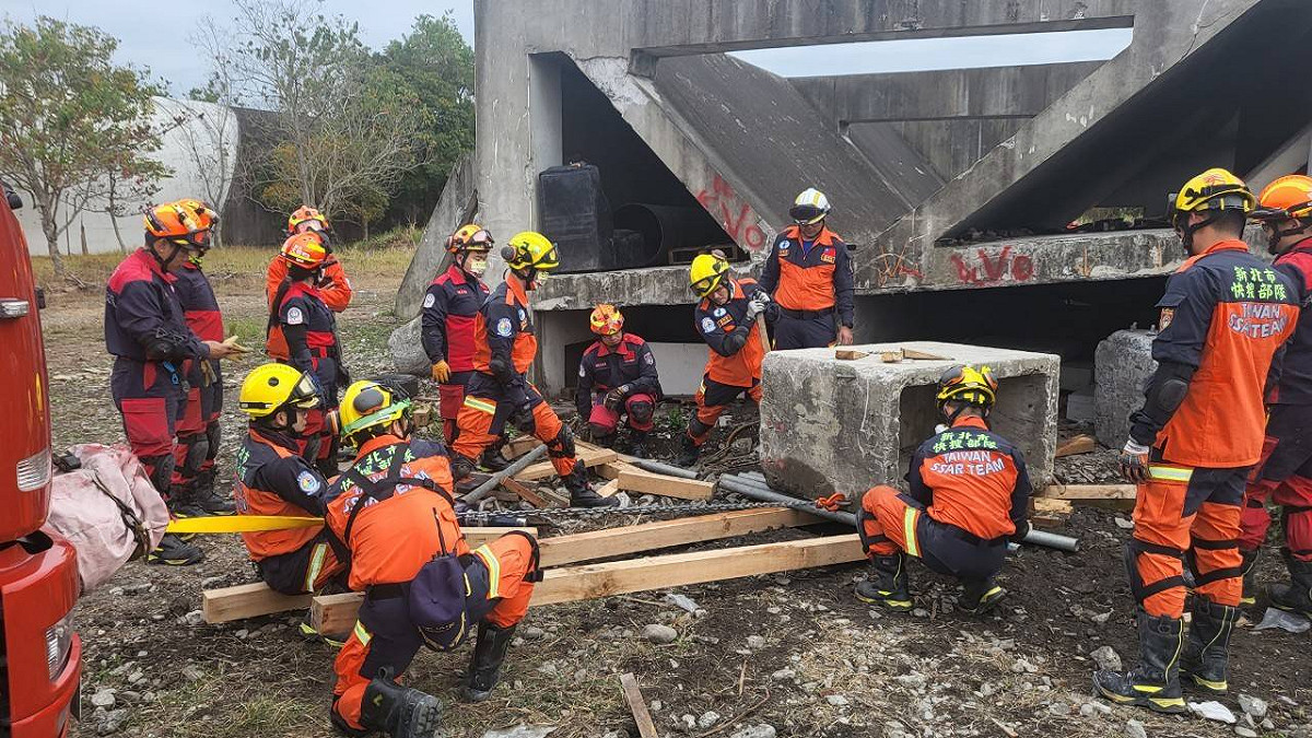 新北市消防局為強化新北市快搜部隊城市搜救量能，於111年12月17至19日前往消防署竹山訓練中心辦理「111年度快搜部隊36小時不間斷救援演練暨複訓」。 圖：新北市消防局提供