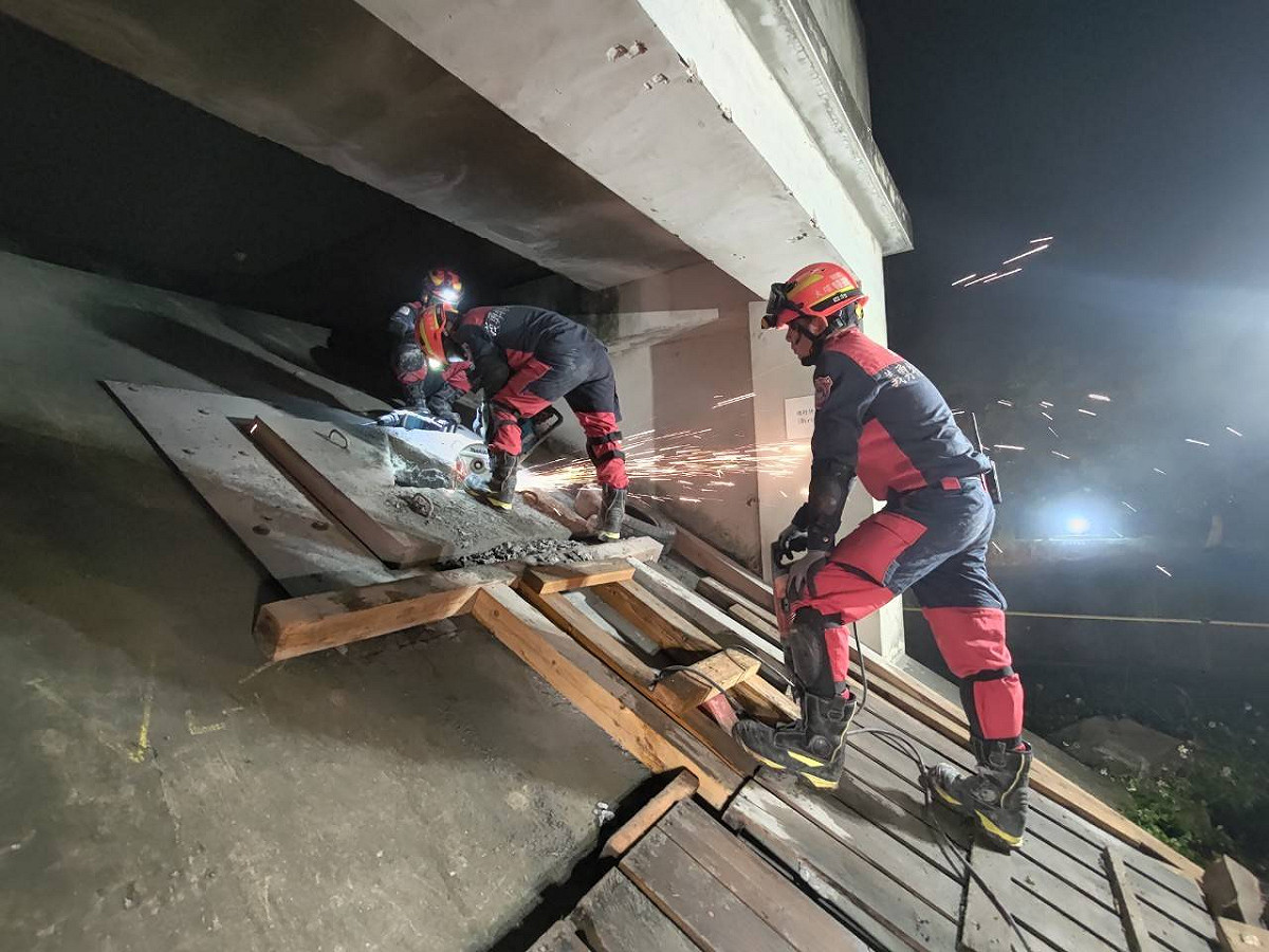 新北市快搜部隊身為國家重型搜救隊，除了擔任國內各項災害搶救任務，並肩負「國際人道救援任務輪值」工作，透過平時整備訓練，整合各方資源，逐步建立精實的搜救團隊，一直是快搜部隊致力的目標。 圖：新北市消防局提供