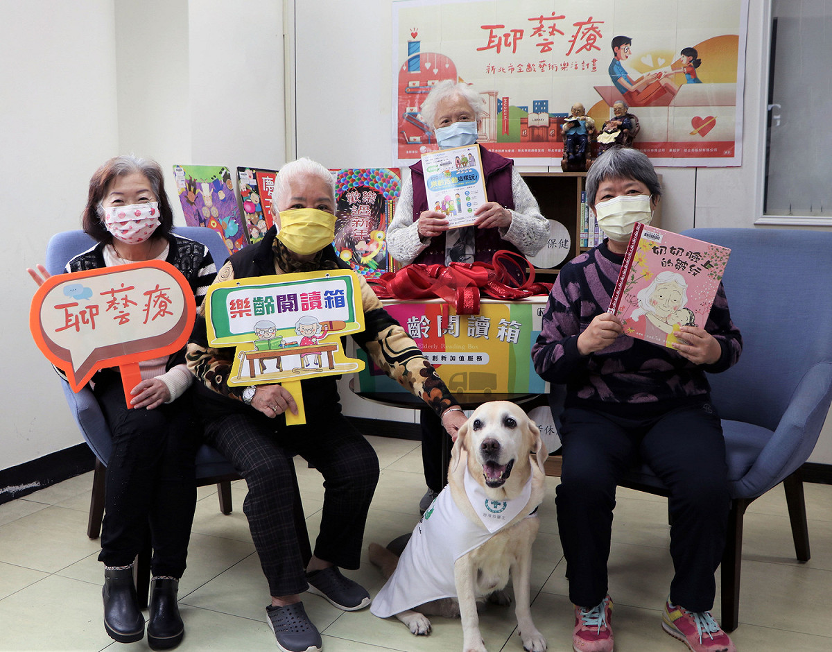 耶誕節即將到來，新北市立圖書館特別推出「樂齡閱讀箱」銀髮閱讀服務，免費送書到高齡照顧服務機構，希望透過閱讀豐富高齡長者的精神生活。 圖：新北市立圖書館/提供