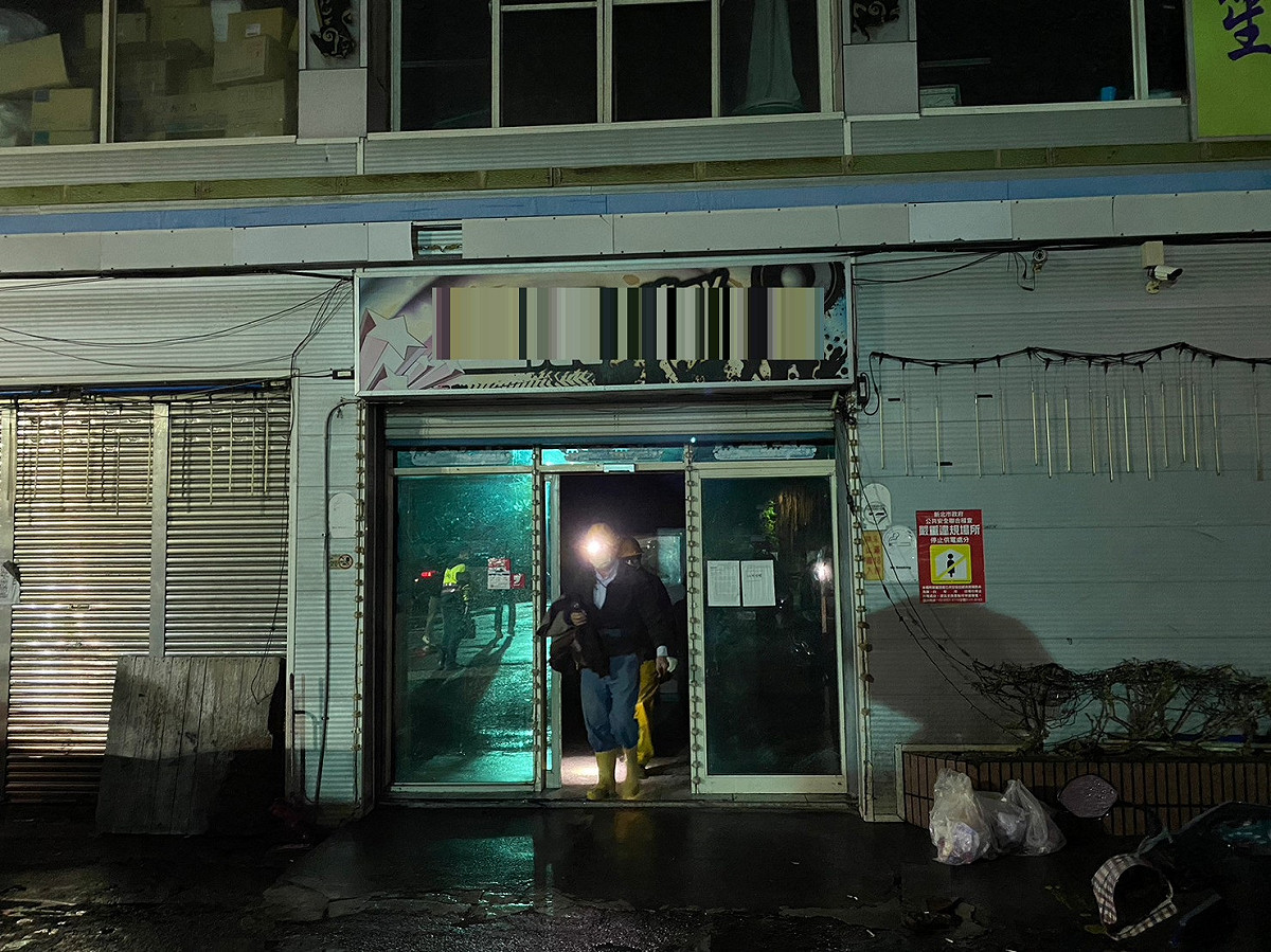 新北市五股區成泰路上一處工業區大型視唱舞場，不符工業區土地使用規定，市府公安小組前往執行斷電。 圖：新北市城鄉局/提供