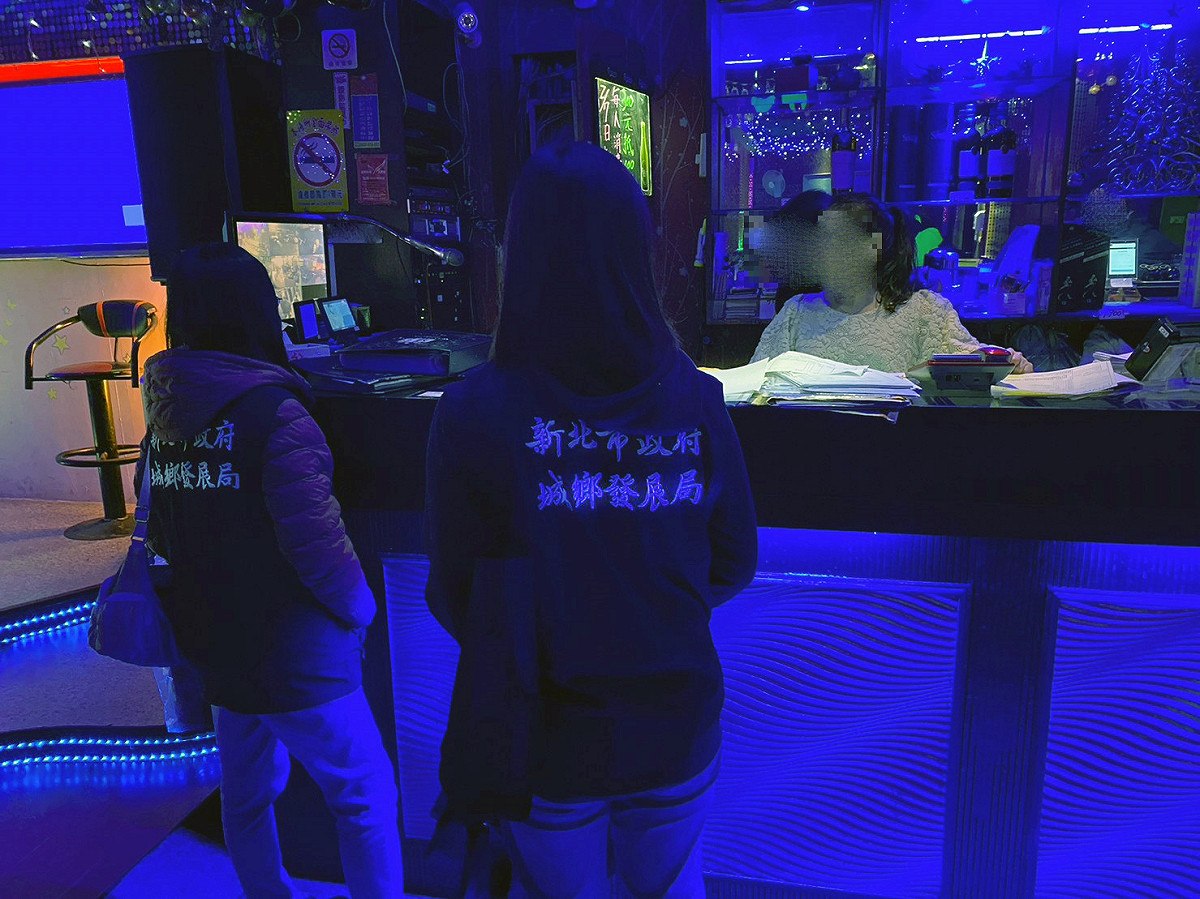 城鄉局多次發函規勸並裁罰，業者仍未改善作為，城鄉局至現場再次說明違規情形。 圖：新北市城鄉局/提供