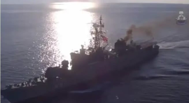 搶在沉沒之前接近「素可泰」號的是中國製造的護衛艦「克拉武裡」號。 圖 : 翻攝自第一軍情