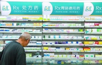 中國新冠疫情增溫，民眾搶購退燒藥品，地方政府相繼祭出「限購令」，要求藥局「拆零銷售」，憑證實名登記購買。 圖：翻攝視覺中國(資料照片)