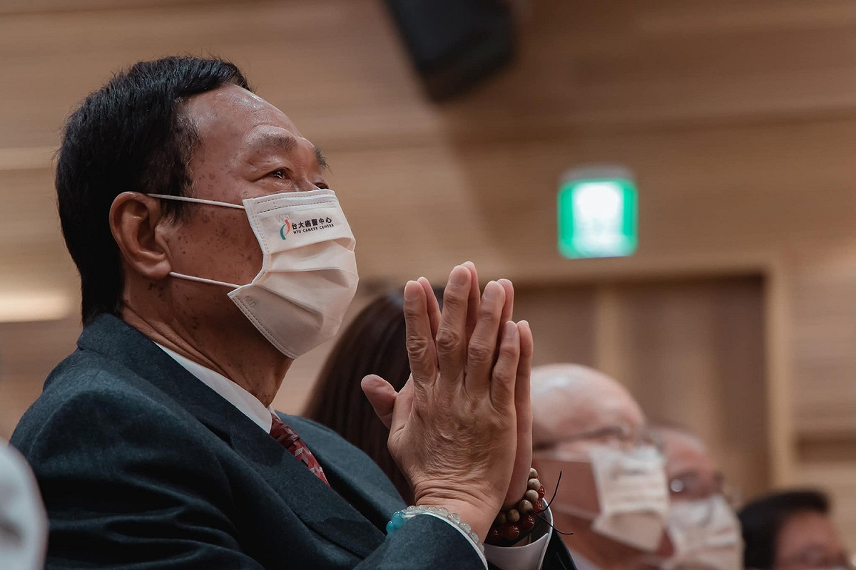 鴻海創辦人郭台銘日前出席台大醫院癌醫中心分院4週年院慶時，透露他97歲的母親打了3劑BNT後，卻連一劑雙價BNT都打不到。 圖：翻攝郭台銘臉書