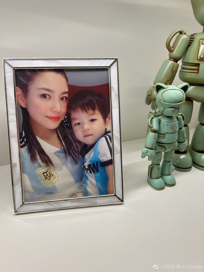 藝人陳妍希首度曝光兒子「小星星」正臉照。 圖：翻攝自陳妍希微博