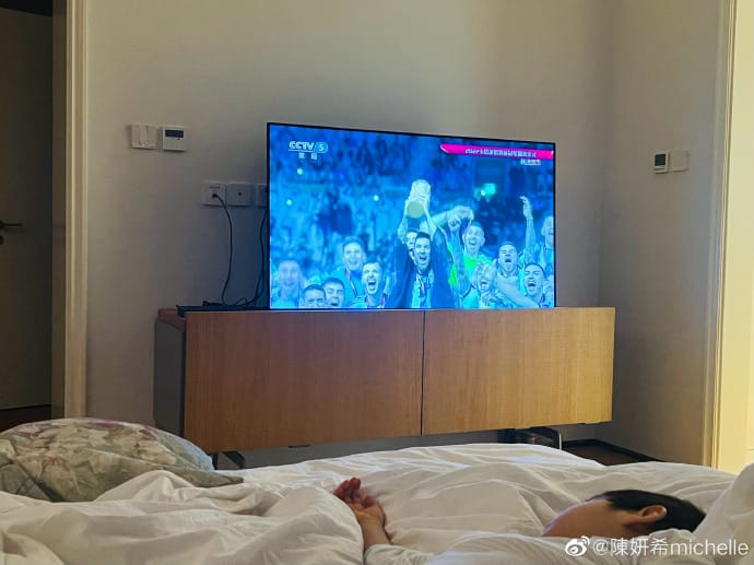 她也po出和兒子一起躺在床上看轉播的可愛畫面。 圖：翻攝自陳妍希微博