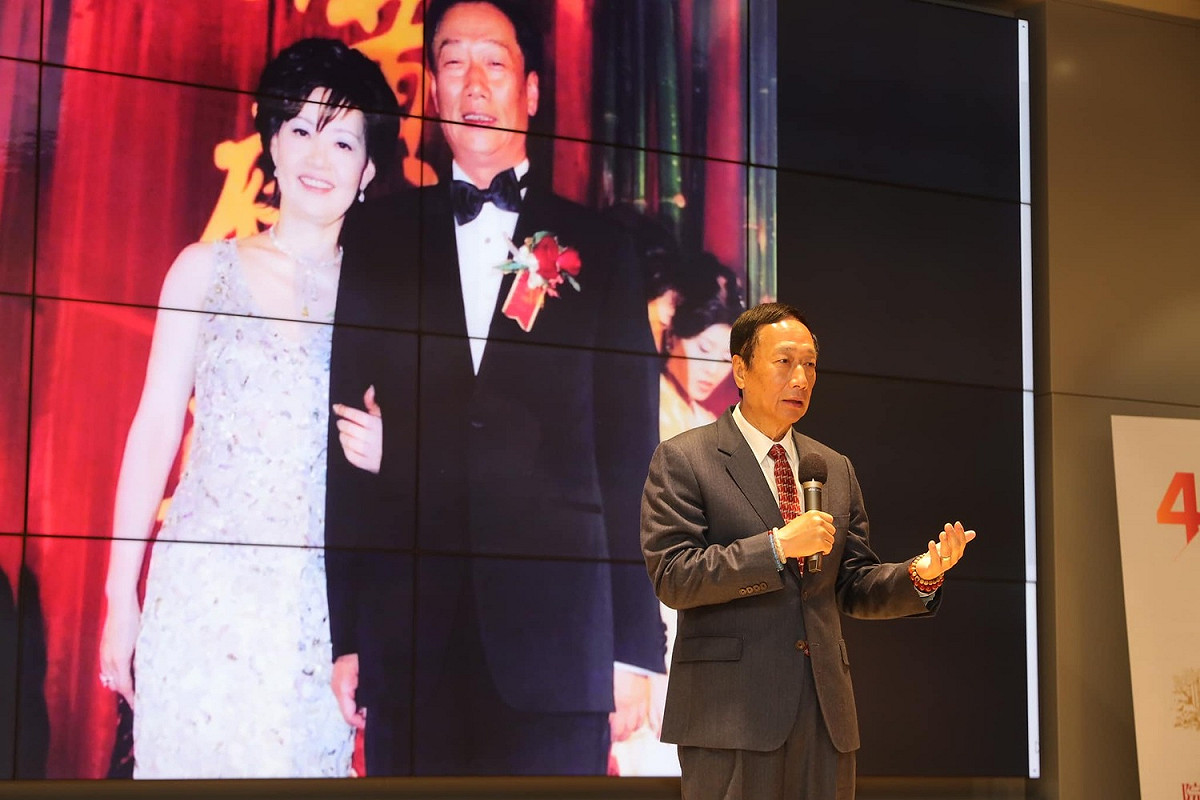 鴻海創辦人郭台銘昨日受邀出席台大醫院癌醫中心分院進行演說，後方螢幕秀出他與先妻林淑如的合照。 圖：翻攝郭台銘臉書