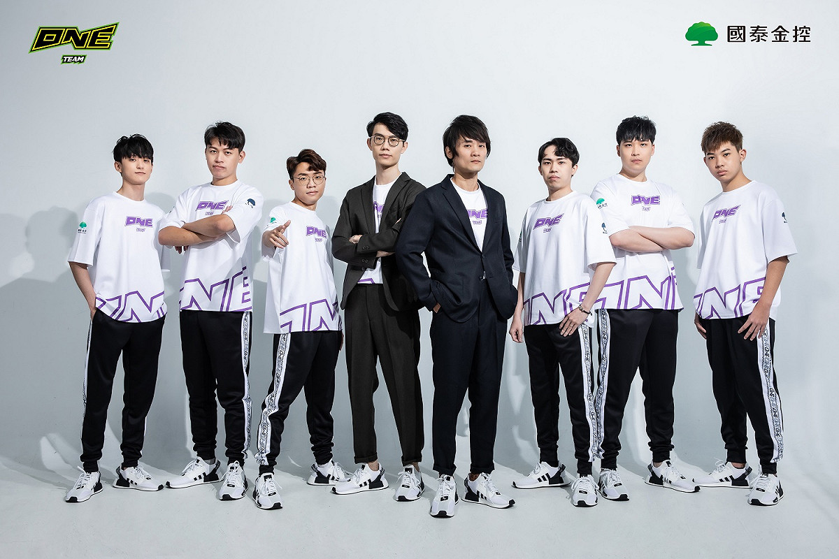 ONE Team《特戰英豪》官宣成立(左起：yCw、SunfaN、ChiaWei、Shi77、Luke、Ra1ny、W1nner、XyuS)