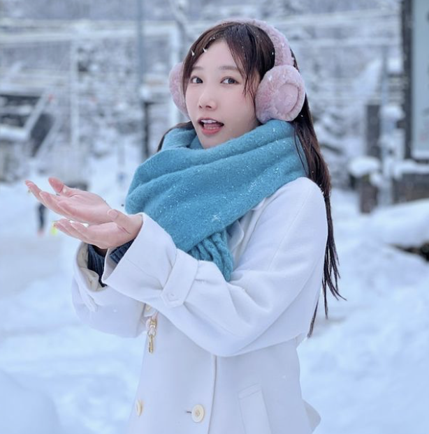 網紅安啾在雪景中身穿「初戀色」穿搭，超仙畫面曝光！ 圖：翻攝自安啾IG
