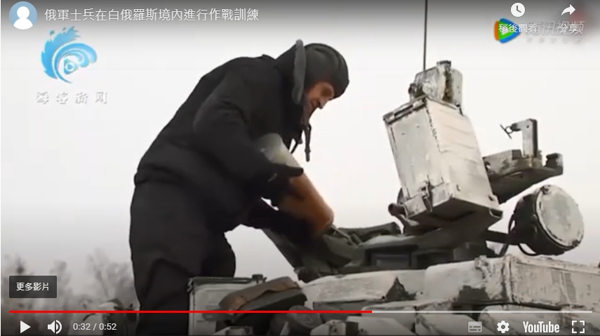 俄軍士兵裝填砲彈。 圖 : 翻攝自海客新聞