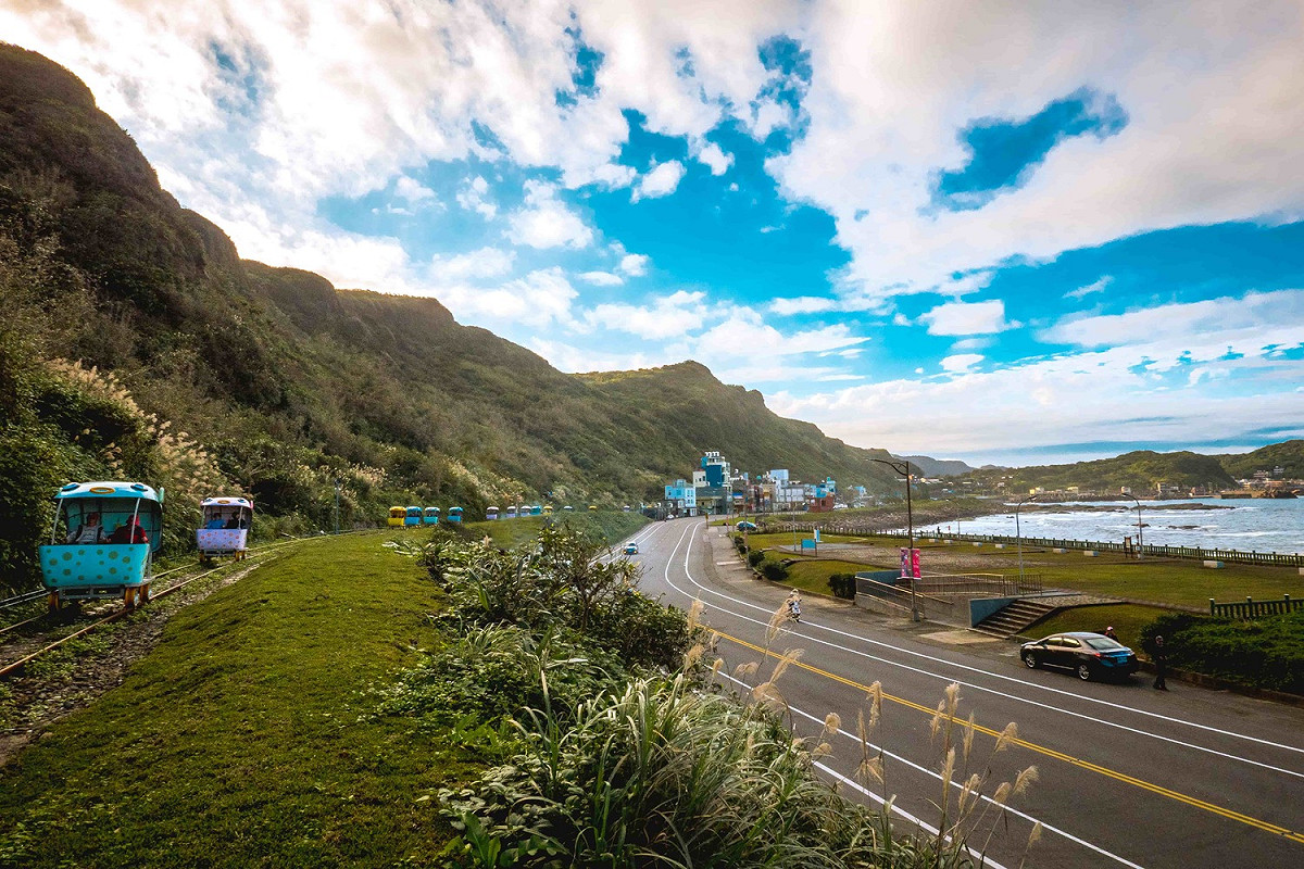 全台唯一海岸線鐵道自行車路段，一邊騎乘一邊欣賞絕美山海景緻。 圖：新北市觀旅局提供