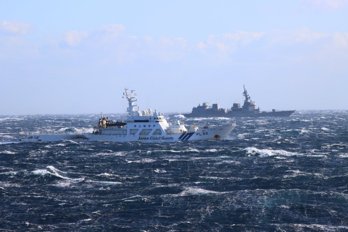 日本海上自衛隊護衛艦和海上保安廳巡邏船海上聯合訓練。 圖：翻攝@JMSDF_PAO推特