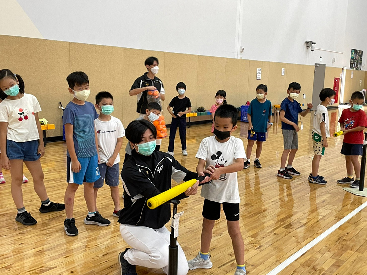 教練悉心指導樂樂棒球。 圖：永和國民運動中心提供