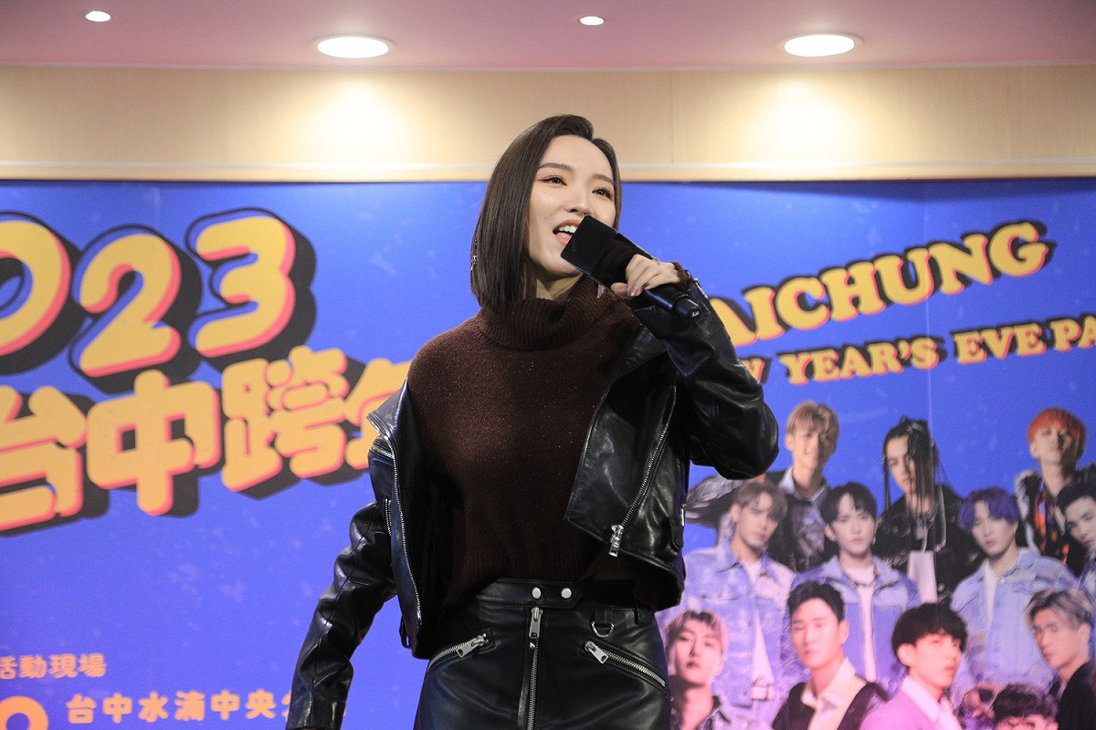 實力派歌手閻奕格在2023閃耀台中跨年夜記者會獻唱。 台中市政府/提供